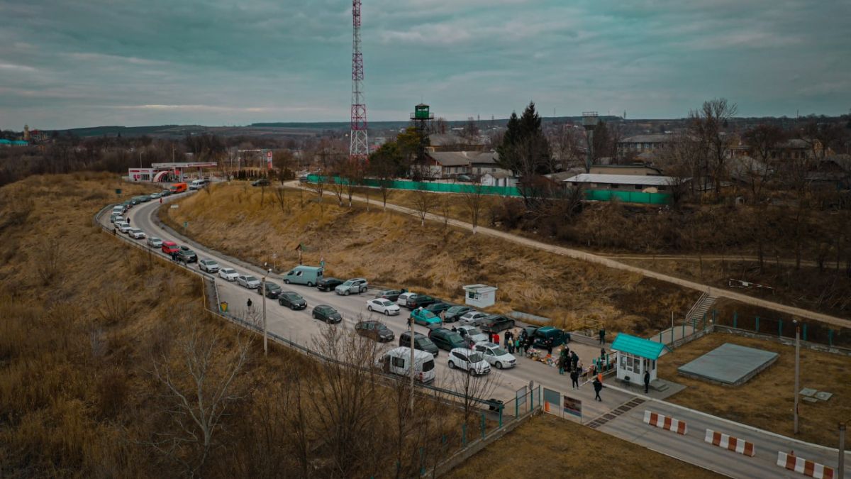 Rânduri din zeci de mașini la nouă puncte de trecere a frontierei. În jur de 70 de persoane așteaptă la Palanca să intre în Moldova