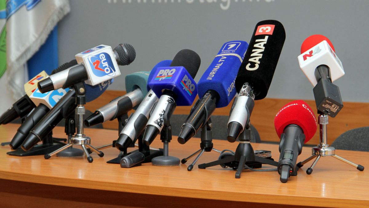 Raport: 7 din 10 posturi TV nu reflectă echidistant campania electorală. Cine pe cine favorizează