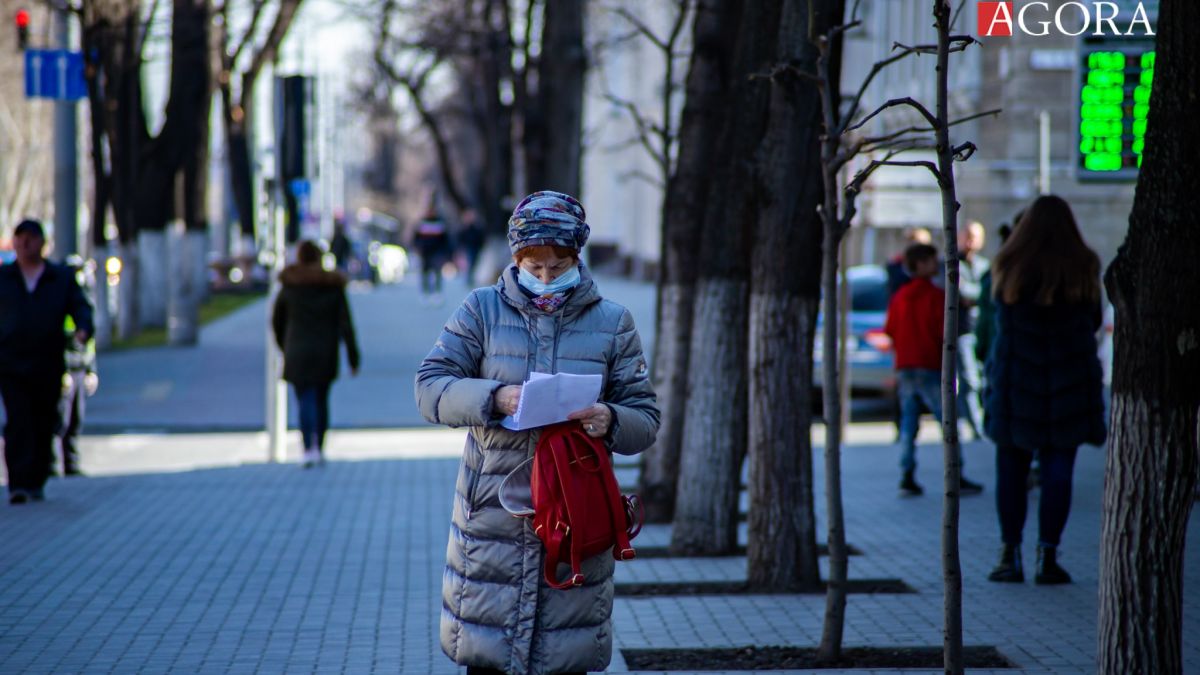 Raport Google: Pe timp de pandemie, moldovenii se plimbă mai mult în curte și evită transportul public