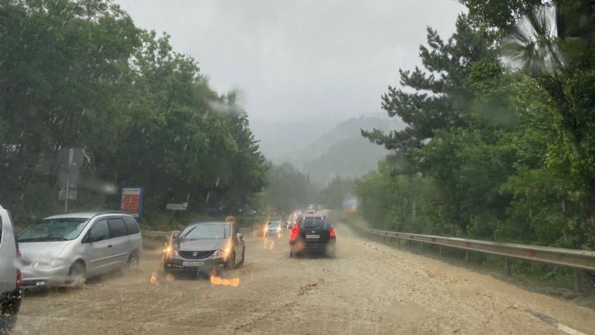 Regim de urgență în sudul Ucrainei. Un oraș din Crimeea a fost inundat (VIDEO)