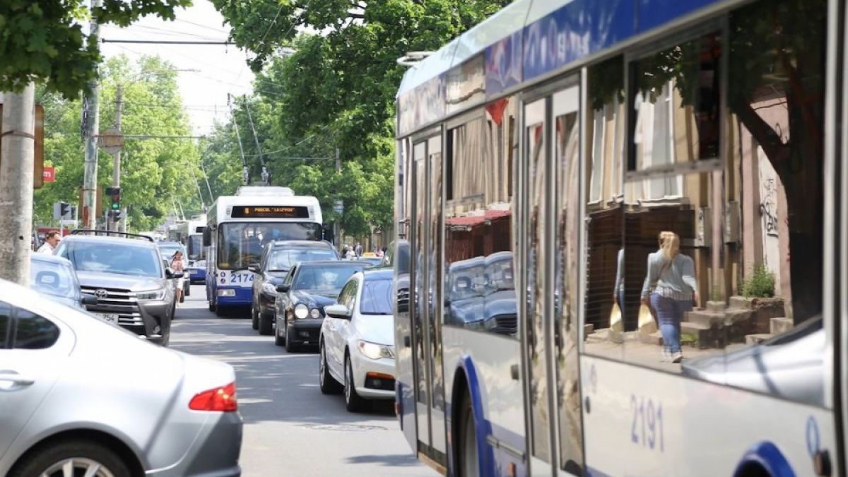 Fiecare al patrulea troleibuz de pe mai multe rute din capitală va fi destinat pentru transportarea copiilor spre școli şi grădinițe