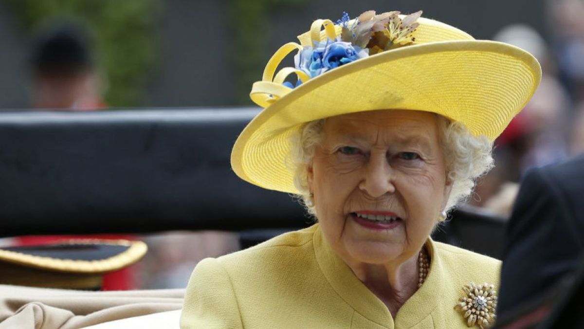 Regina Elizabeth a II-a, „cât pe ce” să fie împușcată de propriul gardian
