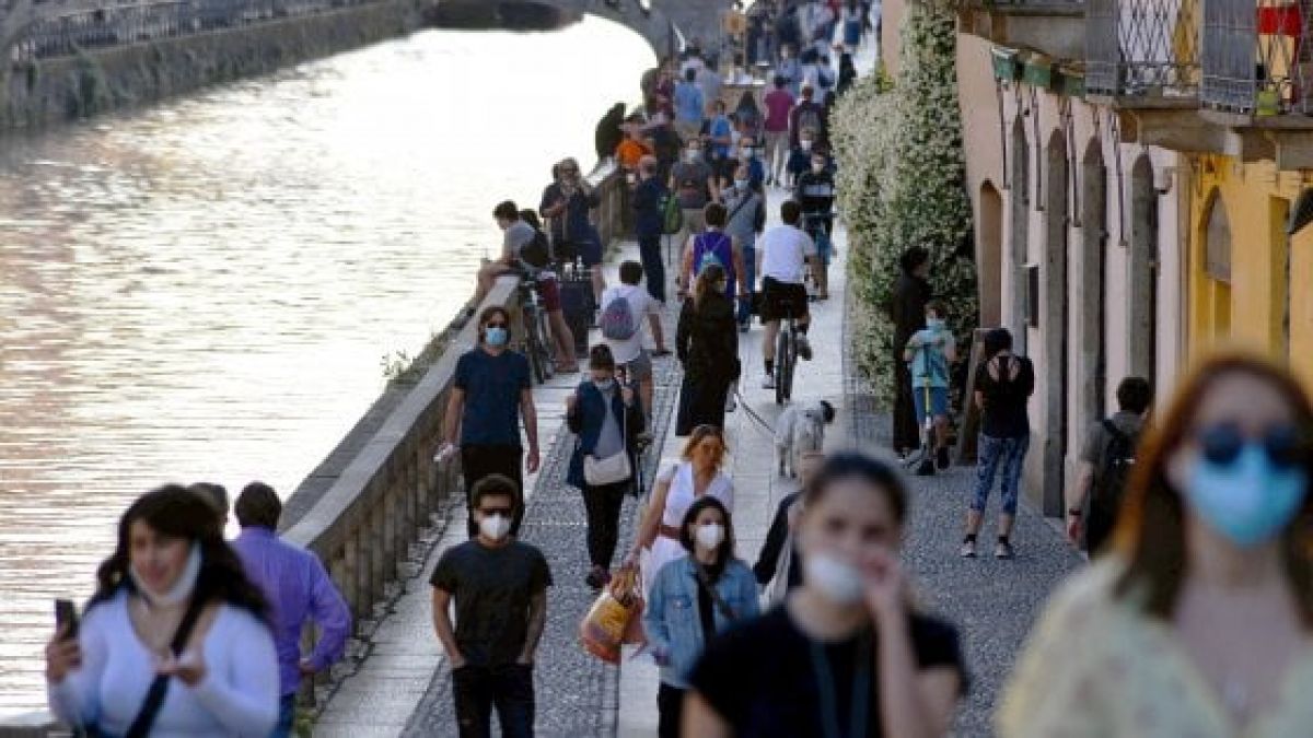 Relaxarea italienilor l-a înfuriat pe primarul de la Milano: „Sau lucrurile se schimbă, sau vă închid în case” (VIDEO)