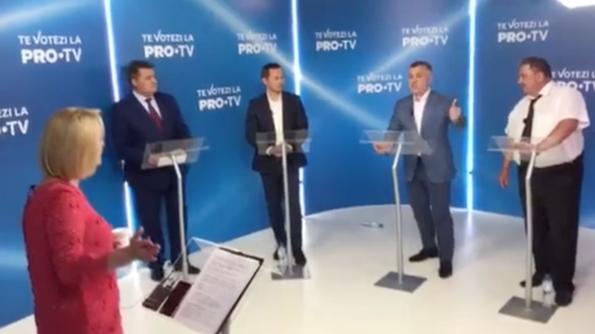 Replici aprinse și sticle cu apă aruncate în platoul de dezbateri electorale: Alexandr Kalinin s-a arătat deranjat de limba în care i s-au adresat întrebările (VIDEO)