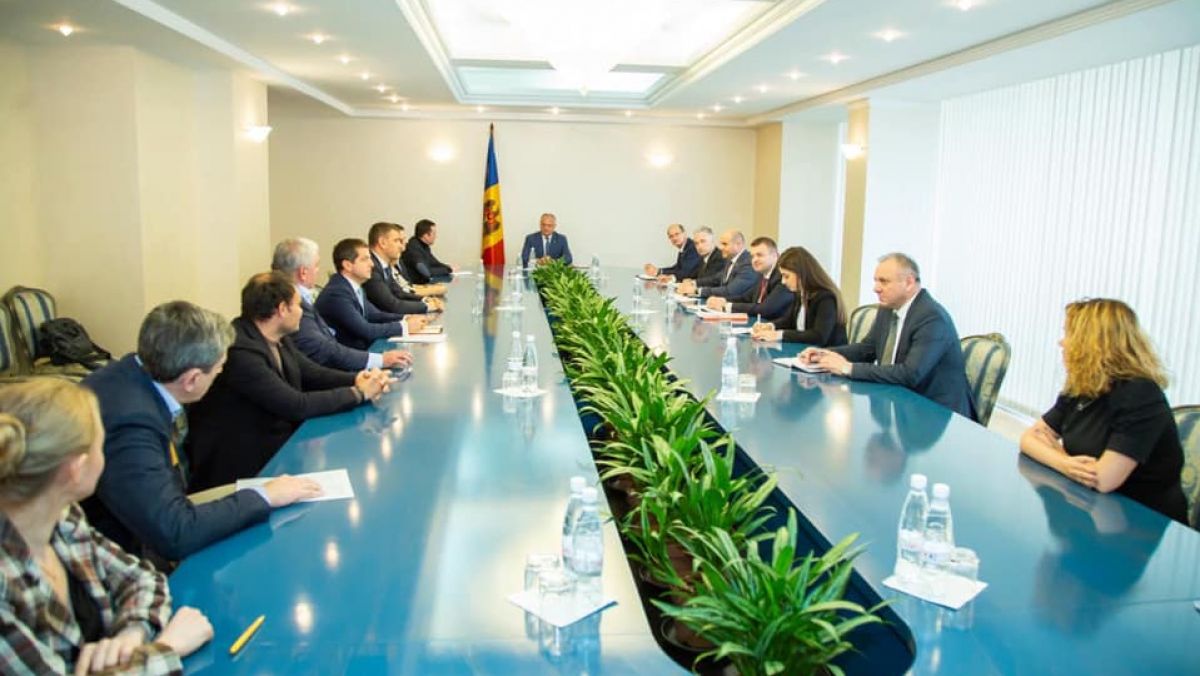 Reprezentanții celor mai mari rețele de magazine alimentare din țară, la raport în fața autorităților