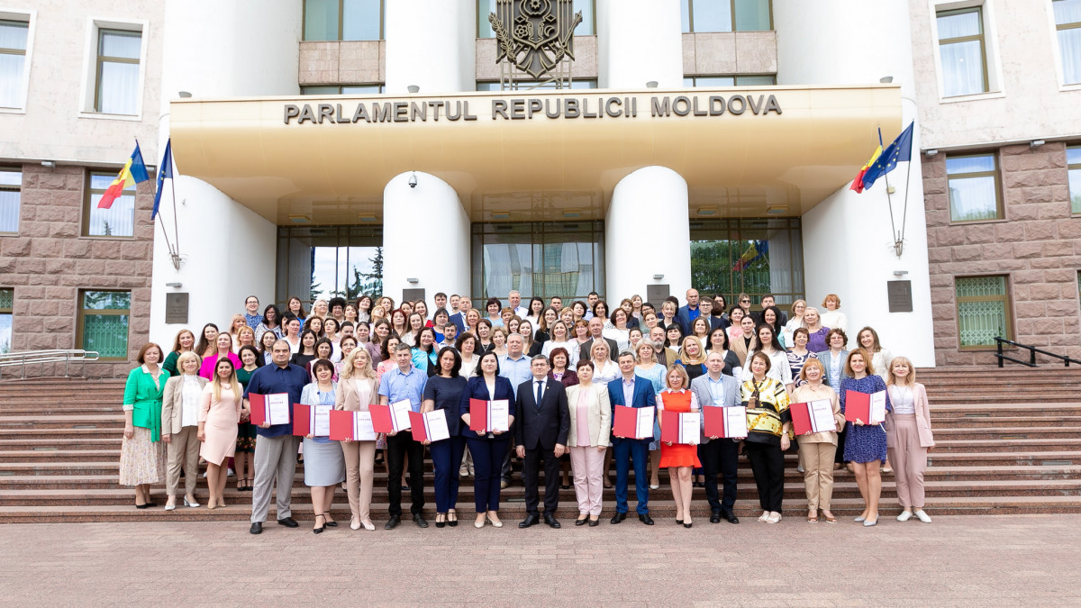 Reprezentarea funcționarilor publici de la Parlament, în cifre: 75% dintre angajați sunt femei (INFOGRAFIC)