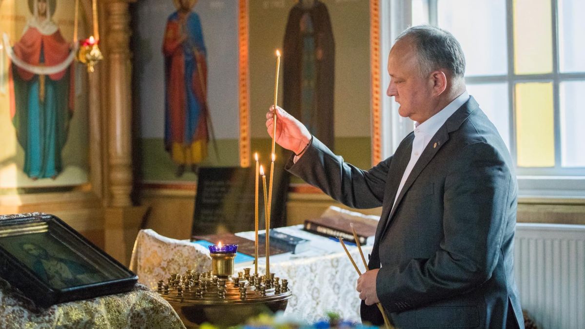 Restricțiile nu sunt pentru toți? Igor Dodon a mers cu familia la biserică