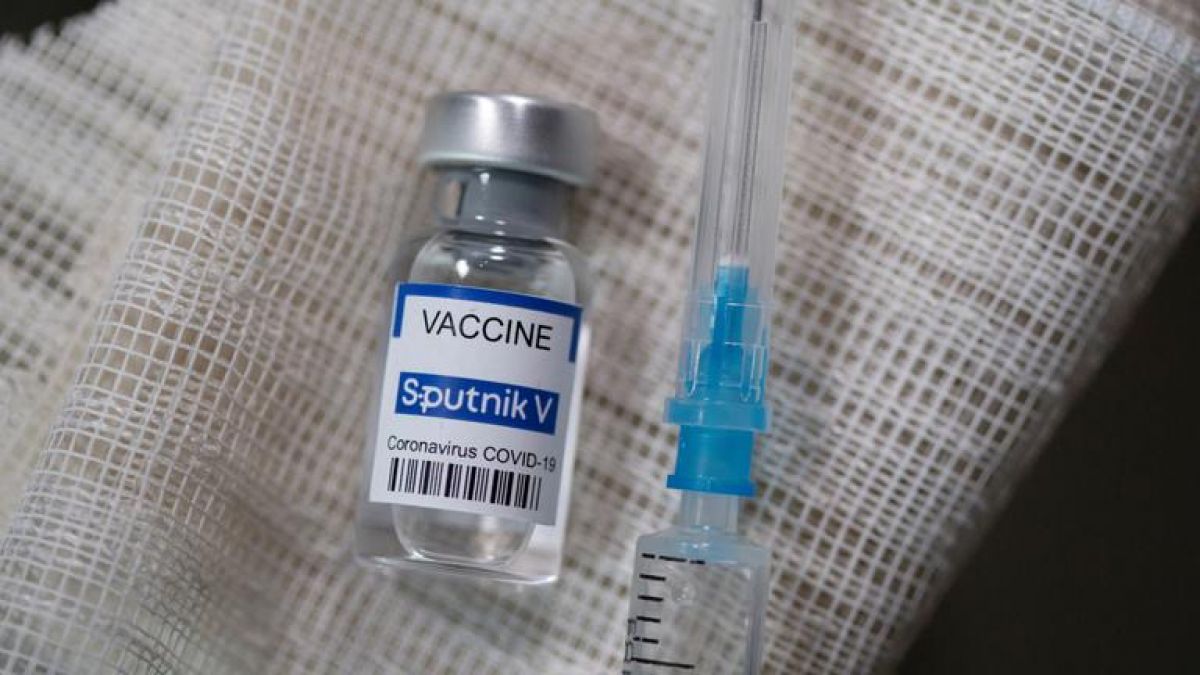 Reticenți în fața imunizării, dar gata să se îmbulzească pentru Sputnik V. În prima zi de vaccinare cu serul rusesc, bâtrânii au format cozi (VIDEO)