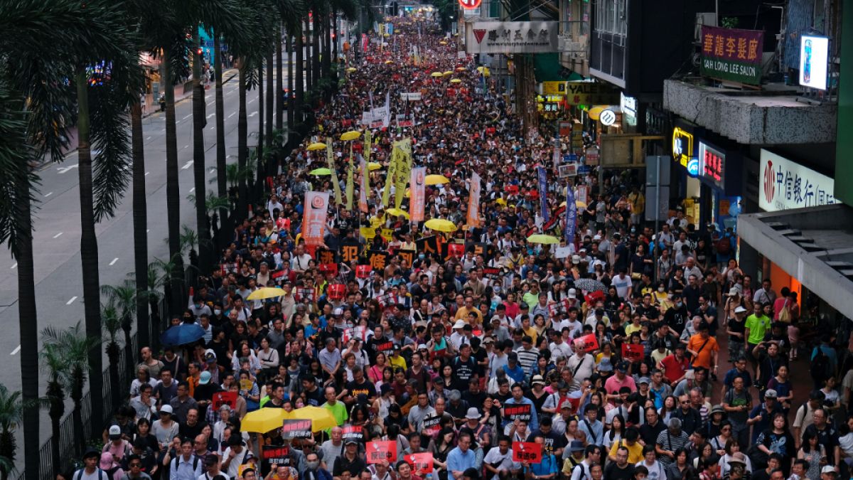 Rezidenții din Hong Kong ar putea primi cetățenie britanică. Johnson: „Dacă China îşi impune legea de securitate naţională”