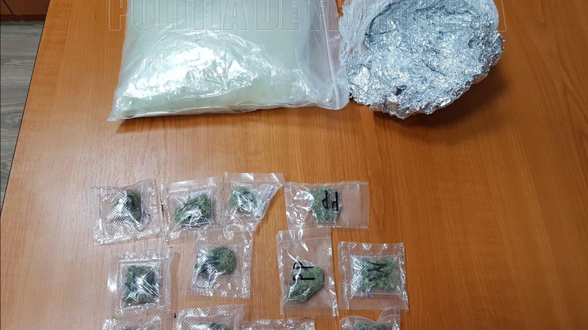 Riscă până la 10 ani de închisoare. Doi tineri din capitală, prinși cu contrabandă de droguri, la frontieră