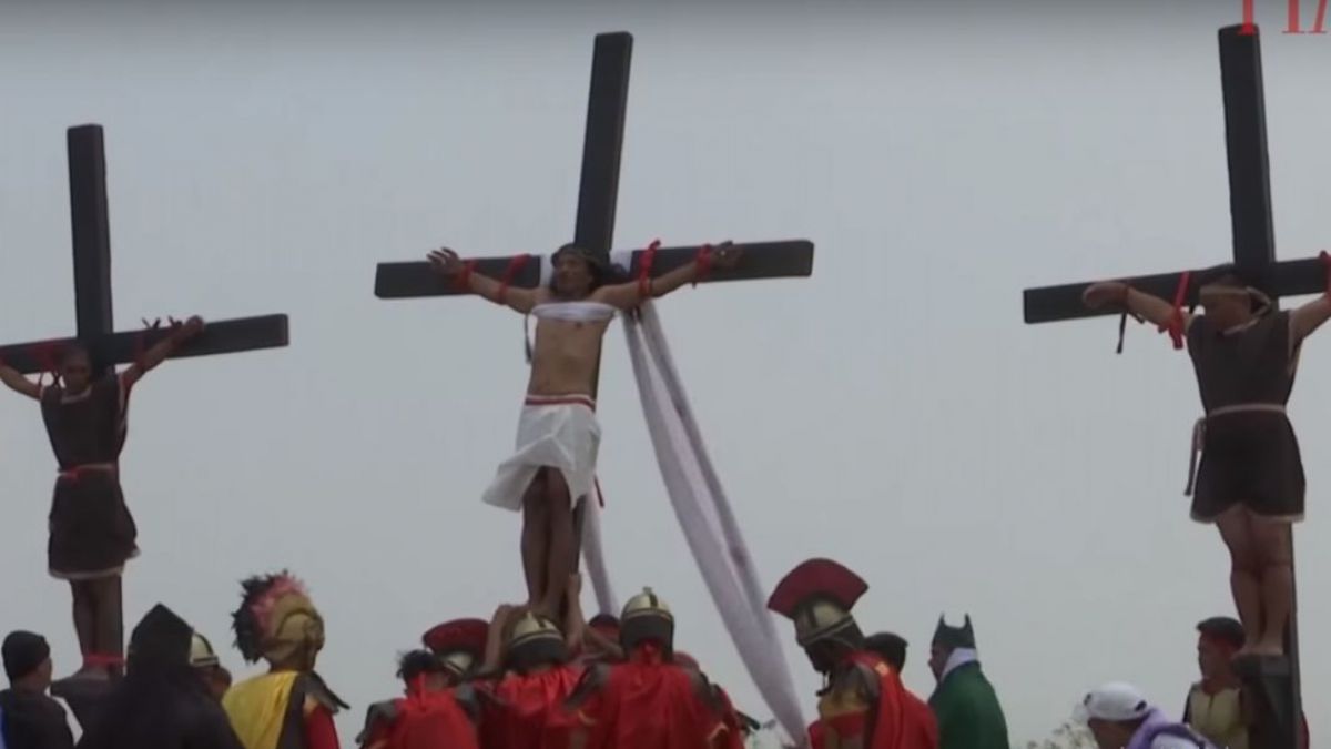 Ritual sinistru de Paște: 7 romano-catolici au fost crucificați în Filipine. Mii de oameni au venit să vadă spectacolul