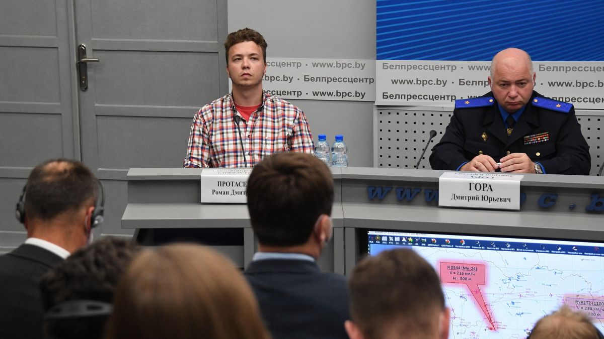 Roman Protasevici, scos de autoritățile de la Minsk într-o conferință de presă: „Înțeleg pagubele pe care le-am provocat”