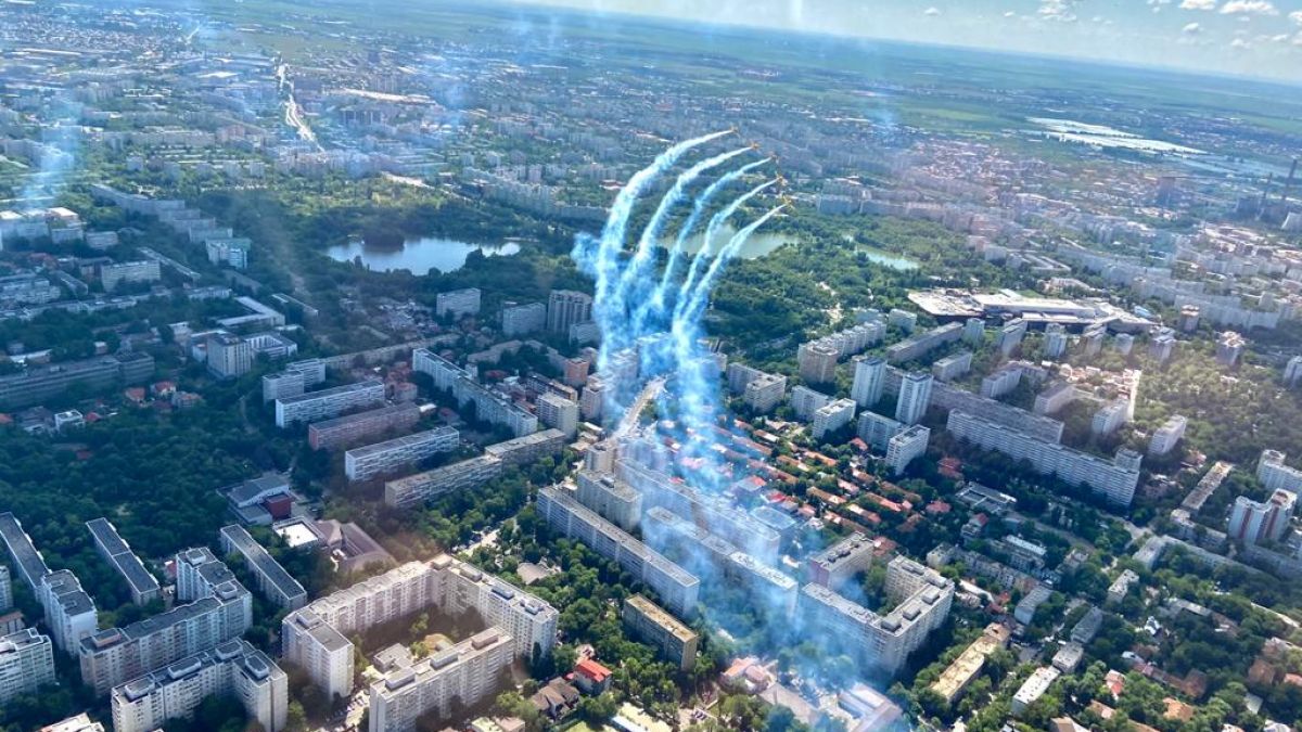 România: Piloți de acrobație au survolat spitalele din București, în semn de respect pentru personalul medical