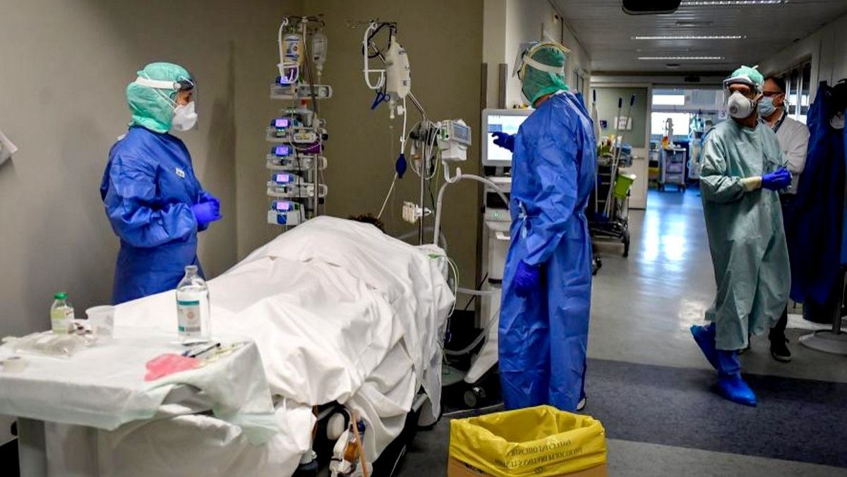 România: Scade numărul cazurilor noi de COVID-19, după o zi de weekend, dar crește numărul pacienților în stare gravă