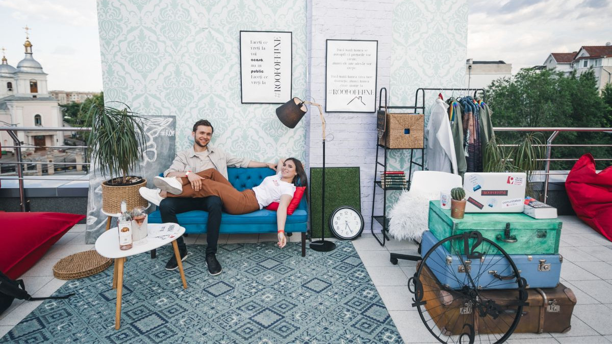 #ROOFOFFLINE Hybrid Businesses. De pe divan, la propriu! „Decor Studio” a adus o canapea pe acoperiș