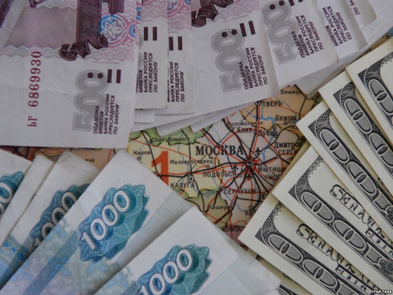 Rubla rusească înregistrează din nou fluctuații semnificative
