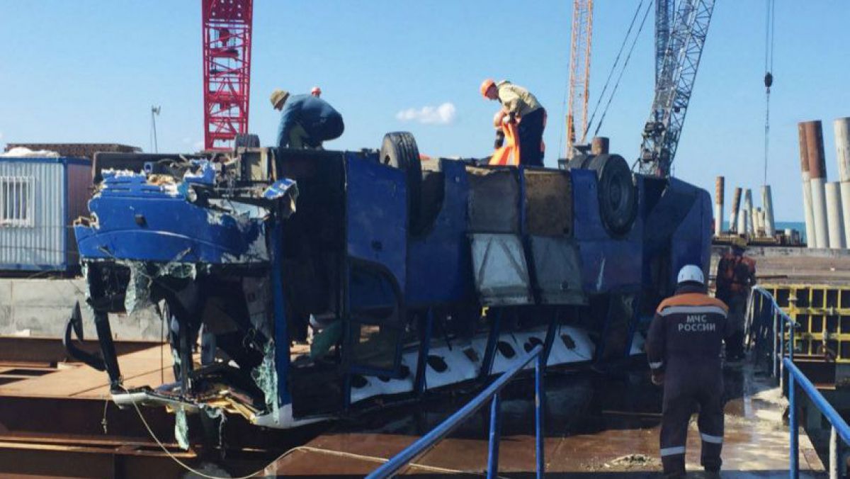 Rusia: Cel puțin 14 oameni au murit după ce un autobuz a căzut în mare în sudul țării