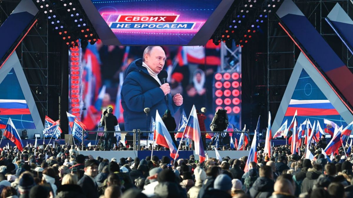 Rușii sărbătoresc „Ziua reunificării Crimeei cu Rusia”. Putin, de pe scena de la Moscova: Nu-i mai mare iubire ca atunci când cineva și-ar da sufletul pentru prietenii săi” (VIDEO)