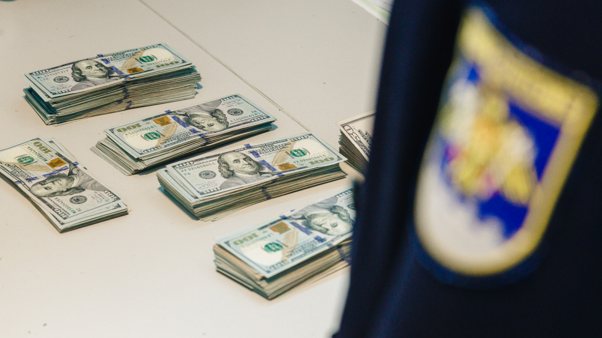 S-a pornit în Dubai cu aproximativ 44 de mii de dolari nedeclarați. O femeie din Armenia, stopată la Aeroportul Chișinău 
