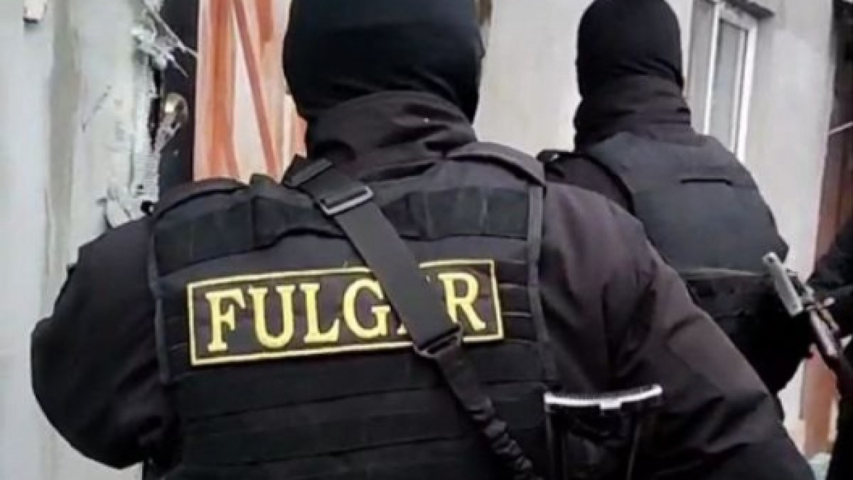 S-ar fi prezentat drept angajați ai băncii și ar fi extras peste jumătate de milion de lei de pe conturile victimelor (VIDEO)