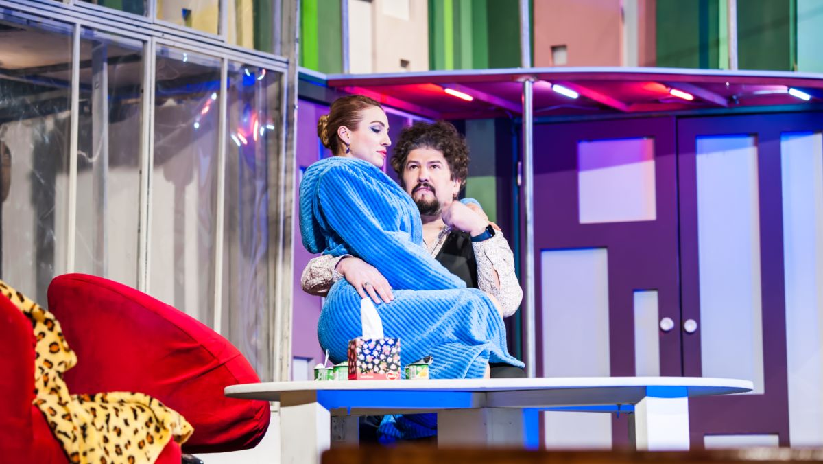Să trăiești cu trei stewardese nu e ușor, mai ales când îți vin toate odată acasă. Experiența, pe îndelete, la „Teatrul Fără Nume”