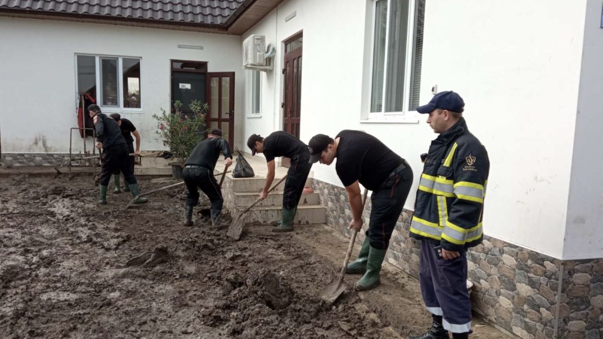 Salvatorii au continuat lucrările în sudul țării. Peste 500 tone de nămol au fost scoase din ogrăzile oamenilor