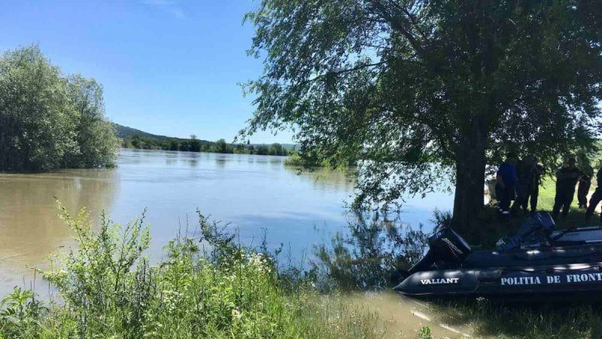 Debarcaderul de 40 de tone, care s-a desprins anterior, a fost găsit de salvatori pe apele răului Nistru (FOTO)
