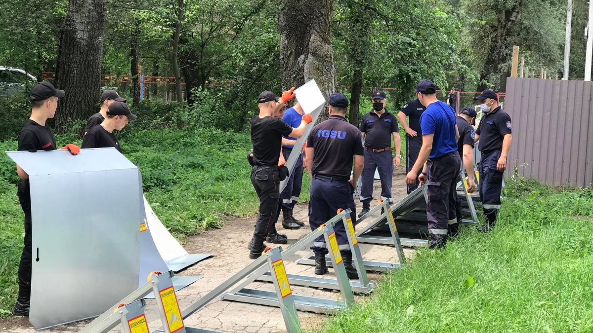 Salvatorii au instalat un dig metalic pe plaja de la Vadul lui Vodă (VIDEO)
