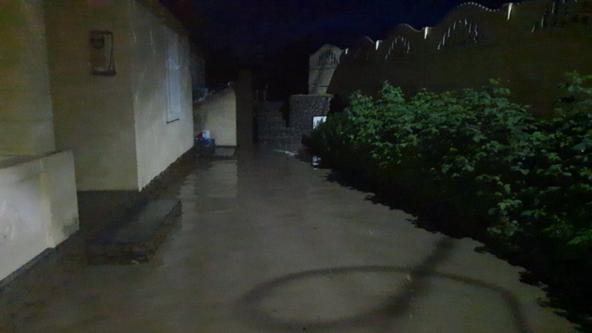 Salvatorii au pompat apa din zeci de gospodării în această noapte. Consecințele ploilor abundente