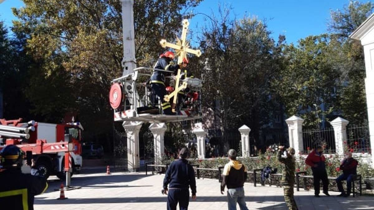 Salvatorii, solicitați la biserica Sfântul Dumitru din capitală: Enoriașii au observat cum crucea de pe clădire era gata să cadă (FOTO)