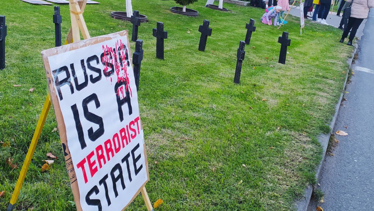 Șapte luni de război: Protest cu cruci organizat în fața ambasadei Rusiei în R. Moldova (FOTO)