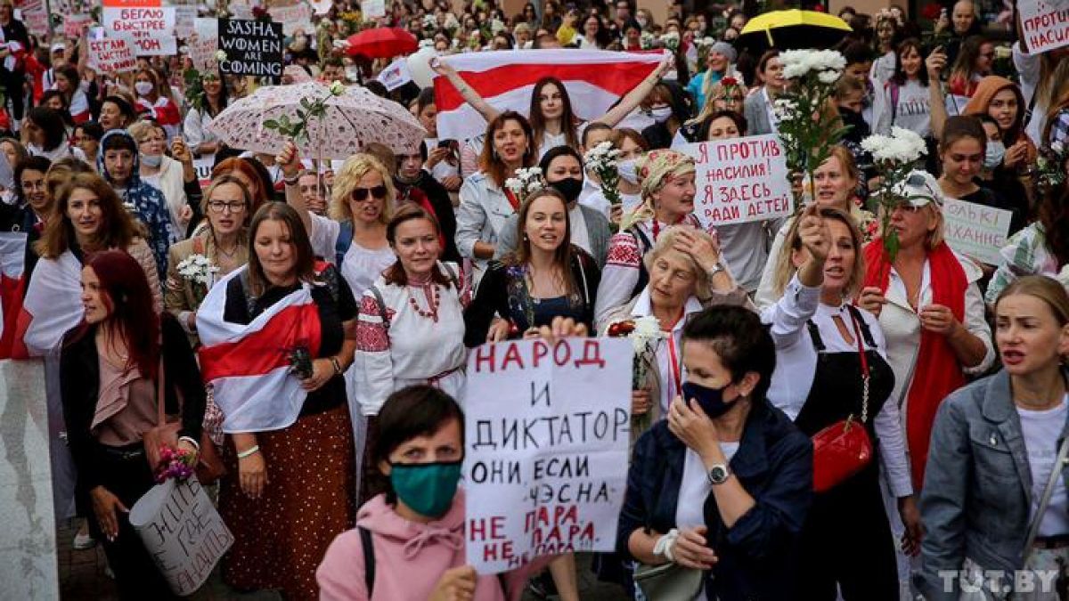 „Sașa, ești concediat”. Mii de femei au ieșit într-un marș contra lui Lukașenko, la Minsk (FOTO, VIDEO)