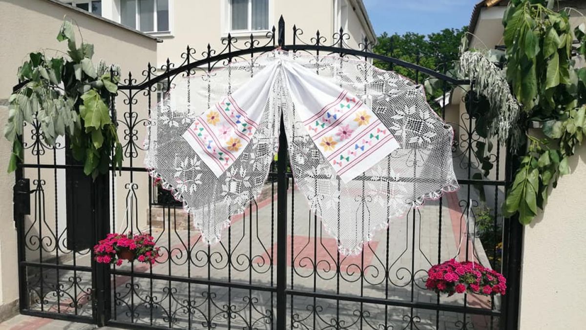 Satul Selemet a devenit muzeu în aer liber în Duminica Mare. Localnicii și-au împodobit porțile cu prosoape tradiționale (GALERIE FOTO) 