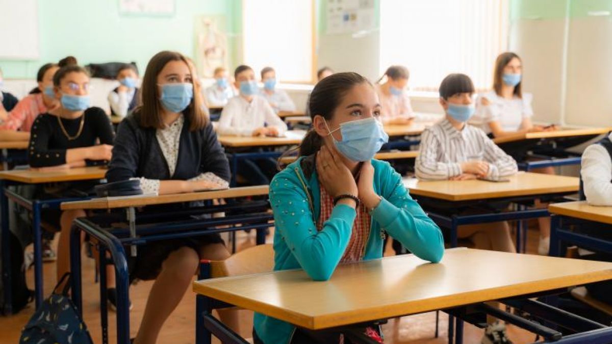 Scade numărul cazurilor de COVID-19 în rândul elevilor. Universitățile și Colegiile, fără infectări
