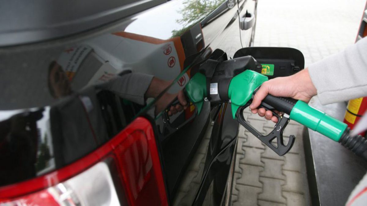 Scade prețul maxim de comercializare a carburanților