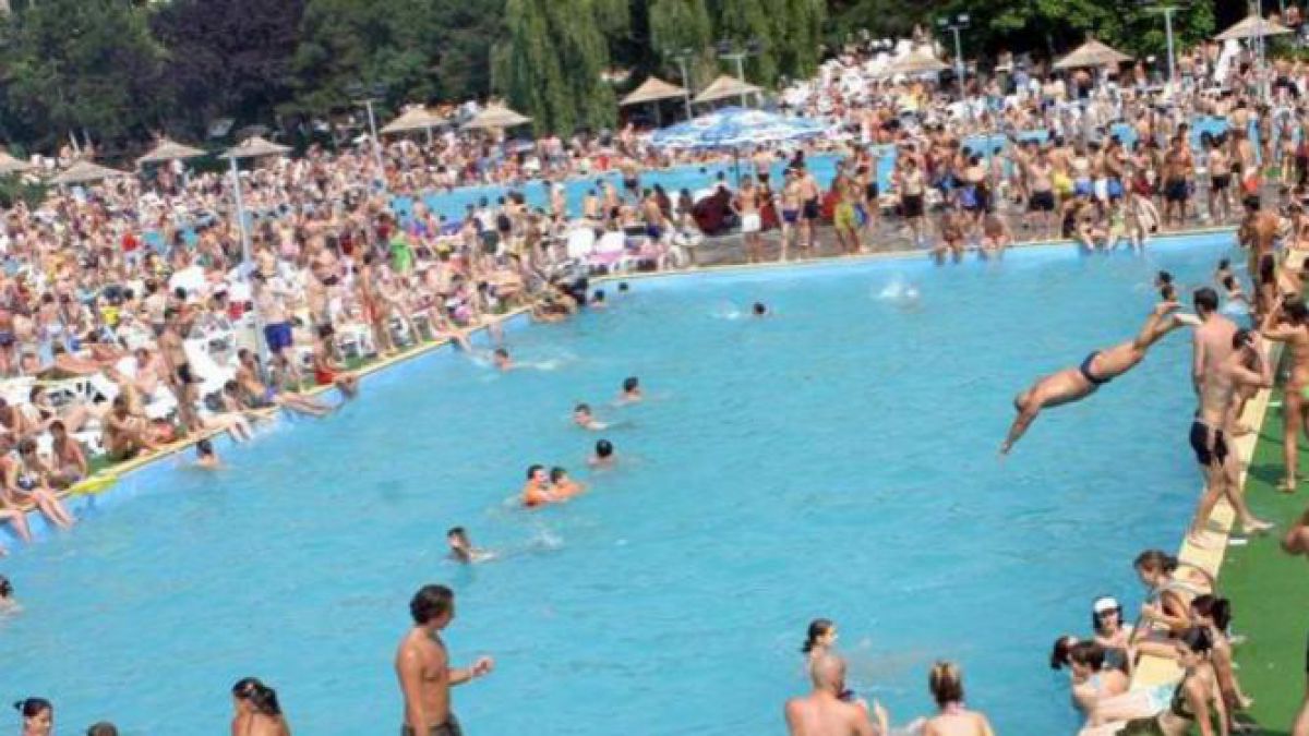 Scăldatul în piscină poate fi periculos. Cât de ofensiv pentru sănătate este clorul din bazine
