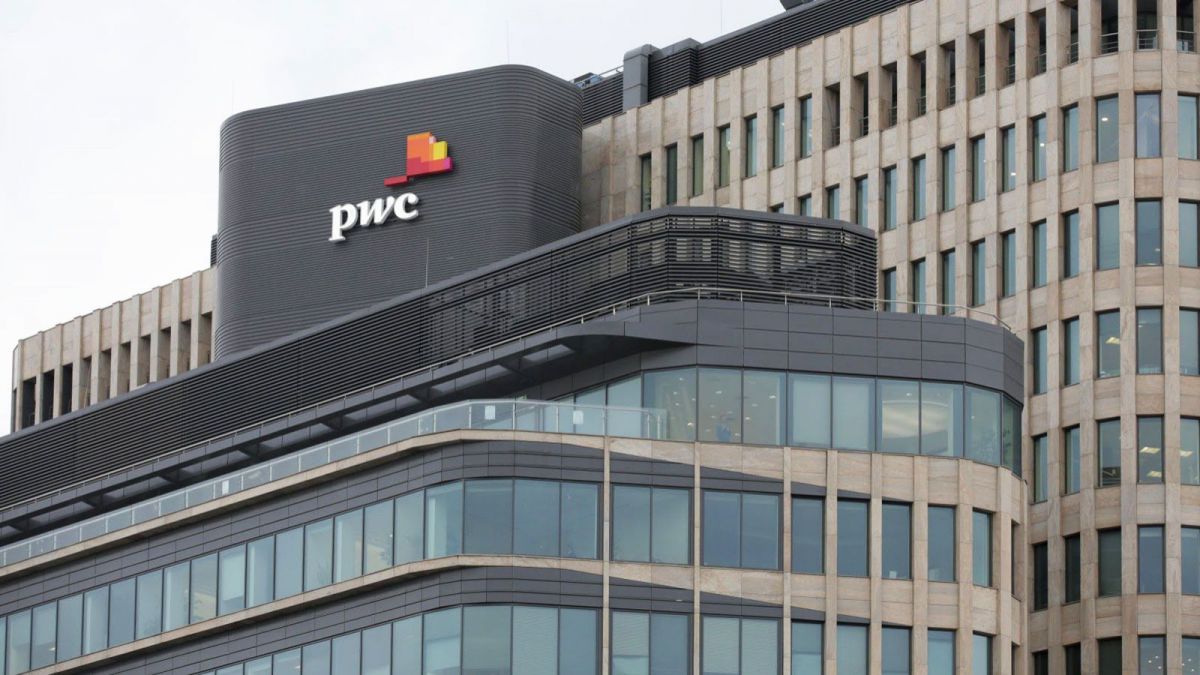 Scandal în Ucraina: Autoritățile acuză compania PwC că nu a descoperit o gaură de 5,5 mlrd de dolari la cea mai mare bancă privată
