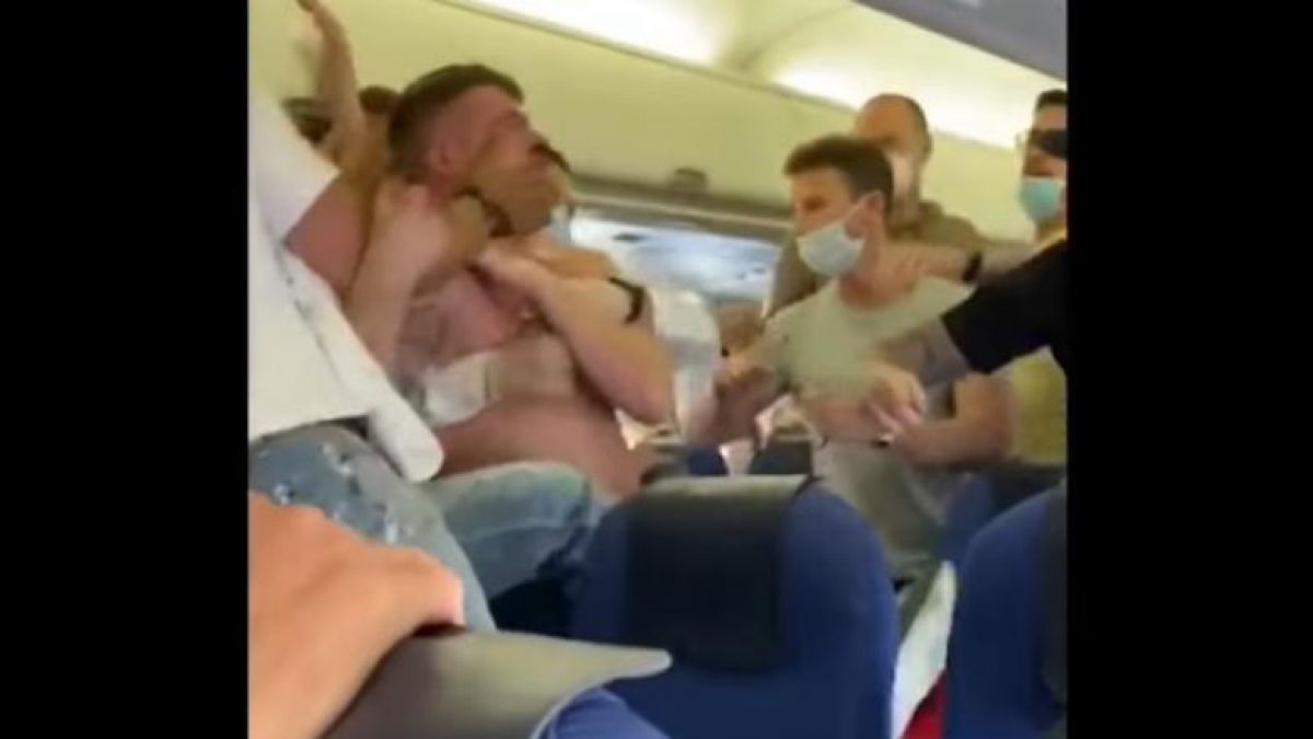 Scandal la bordul unui avion. Doi pasageri beți s-au luat la bătaie din cauza măștilor de protecție (VIDEO)