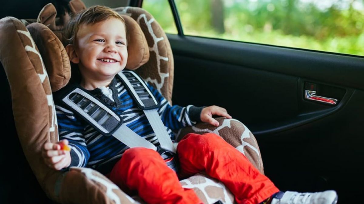 Scaunul auto: un moft sau o obligație? Până la ce vârsta îl utilizăm și în ce condiții poate un copil să stea pe bancheta din față