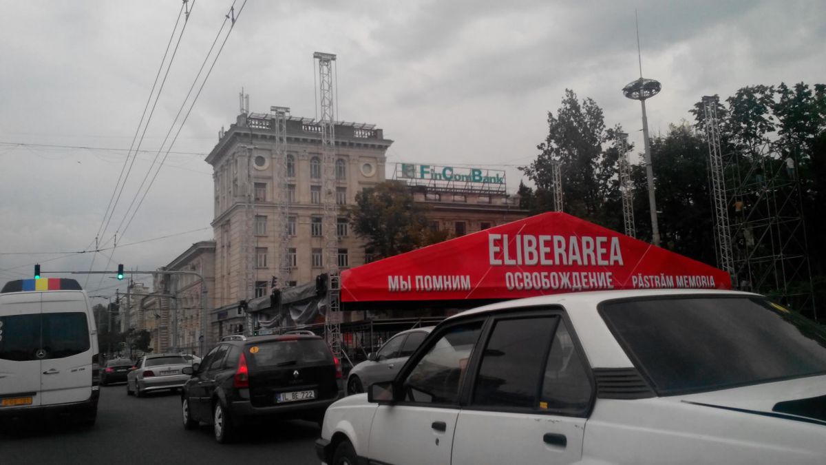 Scena pentru concertul dedicat zilei „eliberării” a fost deja instalată în PMAN