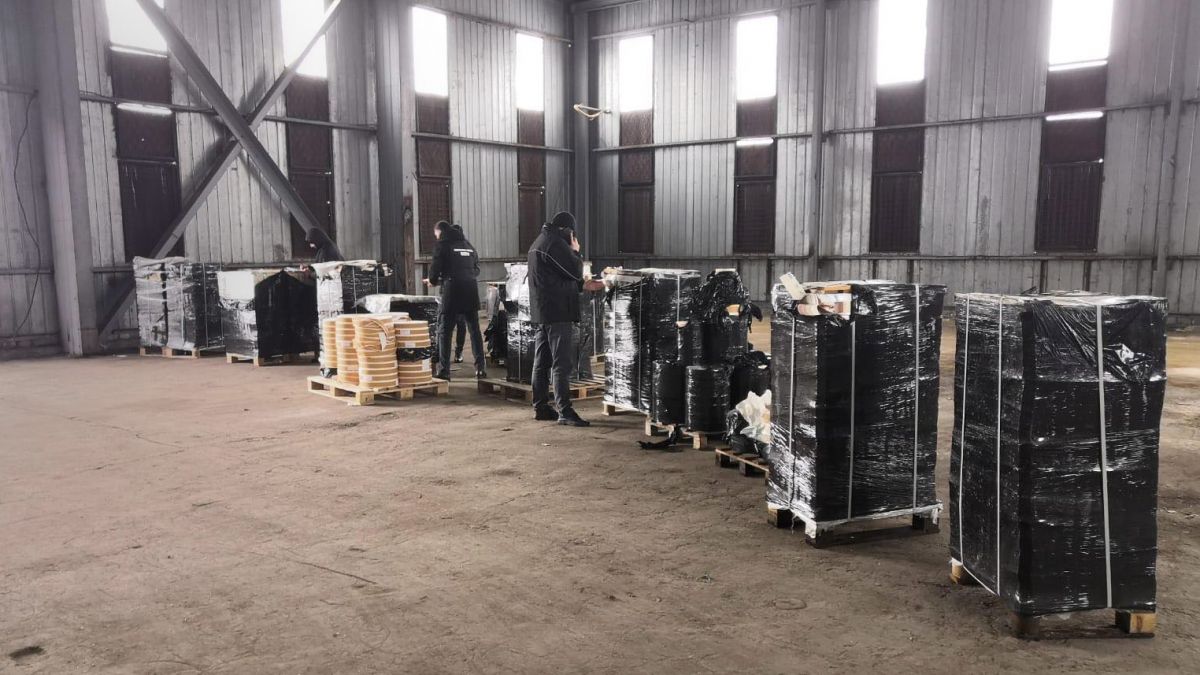 Schemă infracțională cu produse din tutun, anihilată de oamenii legii. Au fost ridicate peste 75 de mii de pachete (VIDEO)