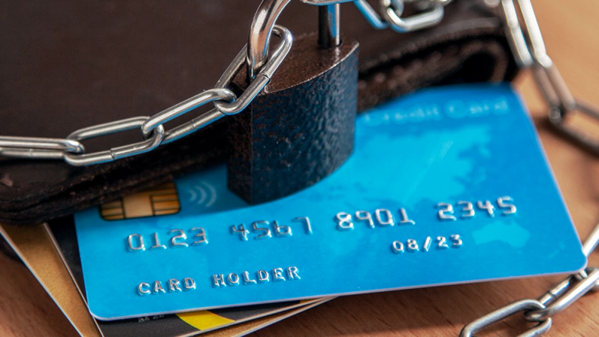 Se dădeau drept angajați ai băncilor și sustrăgeau bani de pe card. Două persoane au fost reținute