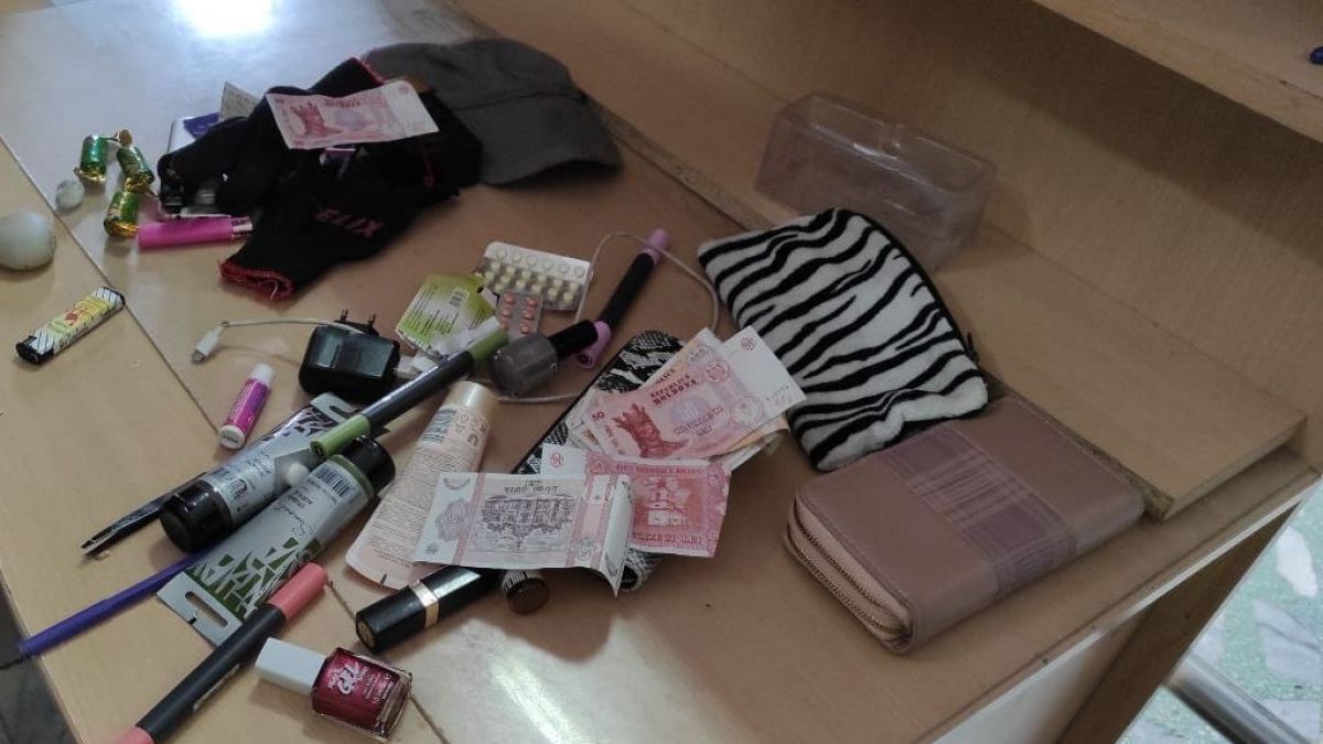 Se plimba cu o pungă transparentă, plină cu portmonee furate. Hoțul, prins de poliție (FOTO)