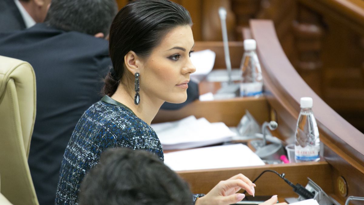 Se propune sancționarea deputaților sexiști, după ce Voronin a spus că pentru Zotea e nevoie de o bară în Parlament