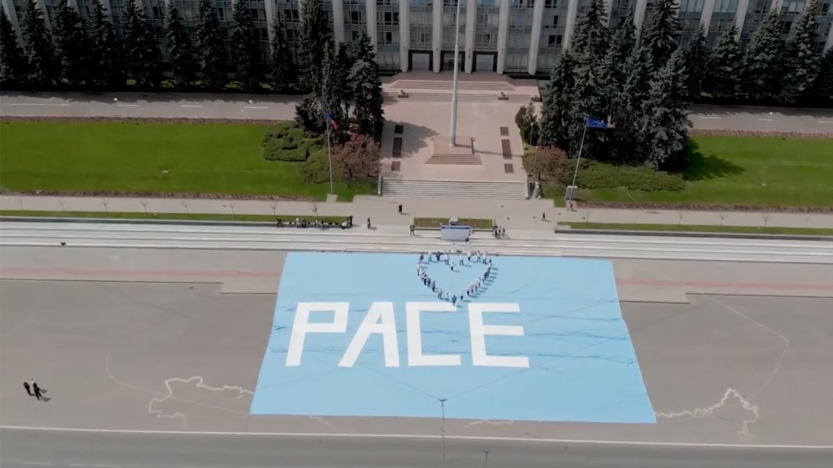 Se vor în Cartea Recordurilor pentru cea mai mare mască de protecție. Membrii PACE: „Am devenit numărul unu mondial” (VIDEO)