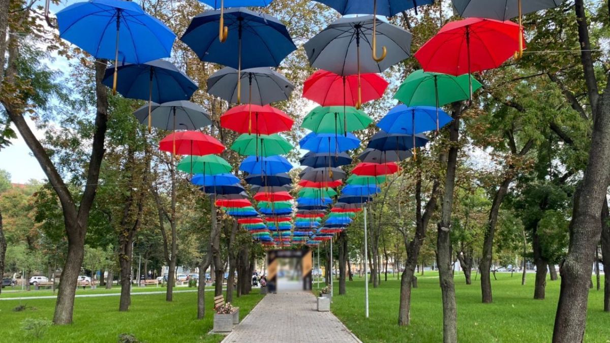 Sectorul Buiucani: Pe o alee din parcul „Bucuria” s-au deschis umbrelele (FOTO)