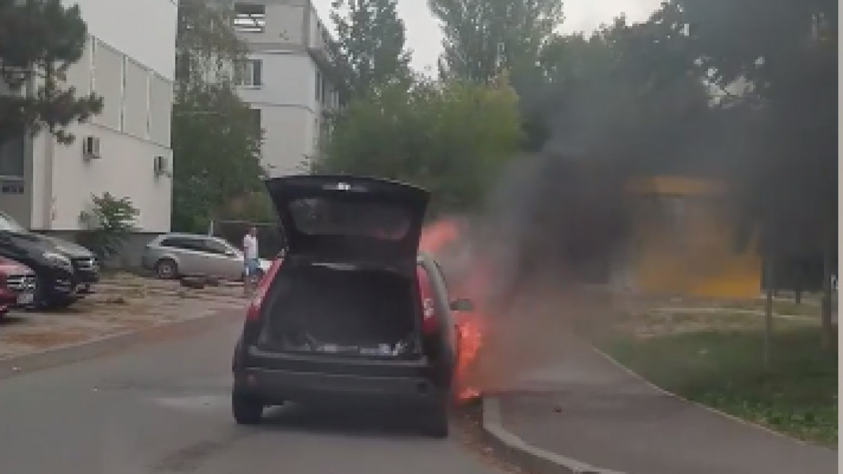 Chișinău: Două mașini din sectoare diferite ale capitalei, cuprinse de flăcări. Pompierii, la fața locului