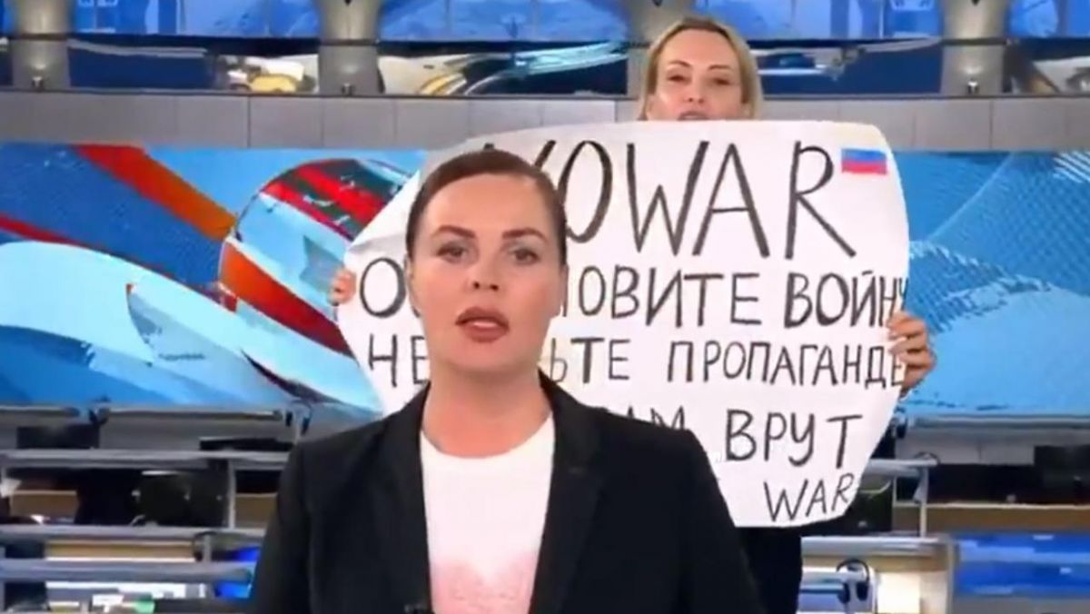 Ședința de judecată în privința jurnalistei Marina Ovseannikova ar fi început. Învinuirea: „Organizarea unui eveniment public neautorizat”
