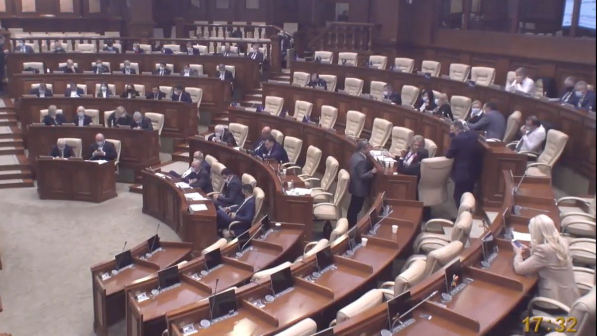 Sesiune parlamentară încheiată! În grabă și în toiul nopții, deputații din PSRM și platforma Pentru Moldova au pus punct ședințelor