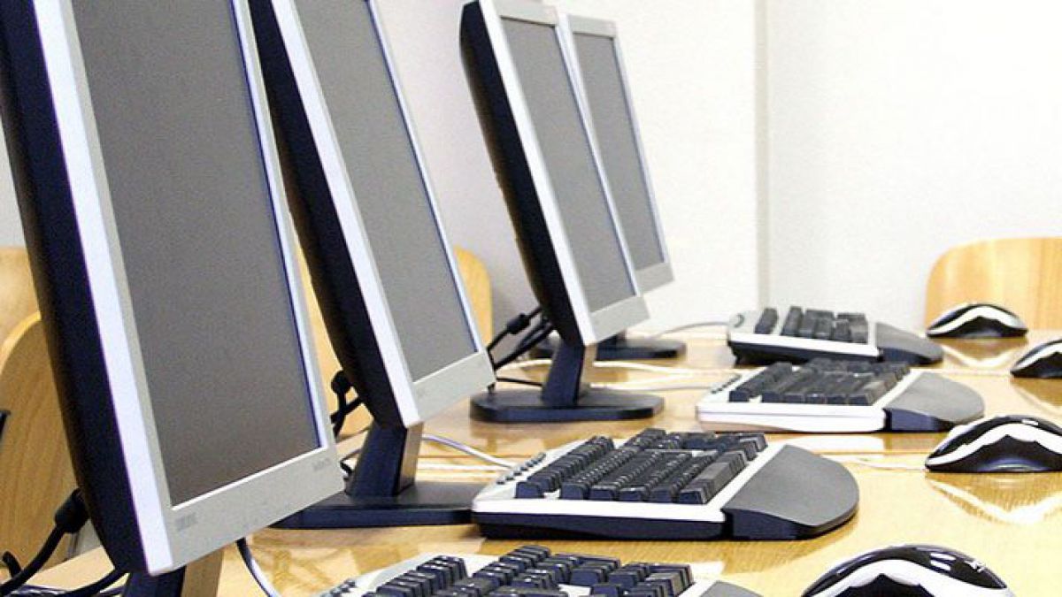 Procurorii din Comrat și-au luat calculatoare noi, iar cele „ce n-au trecut testarea tehnică” merg la două școli din Găgăuzia